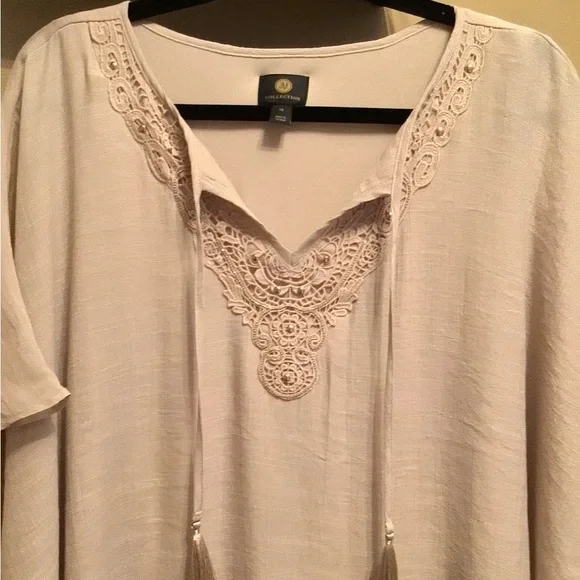 JM Collection tan shirt with lace V neck and cape like sleeves. - Picture 1 of 4
